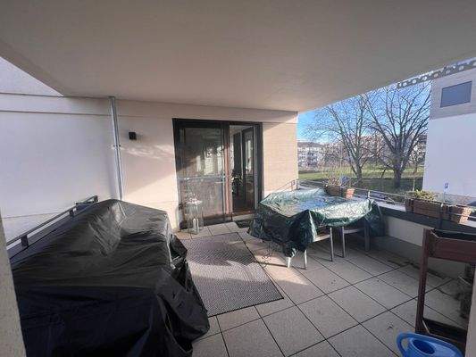 Loggia, Steinboden, überdacht