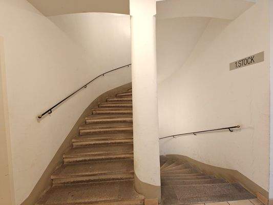 Stiegenhaus 1.OG.jpg