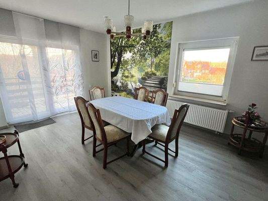 zum Esszimmer mit Balkon (EG).