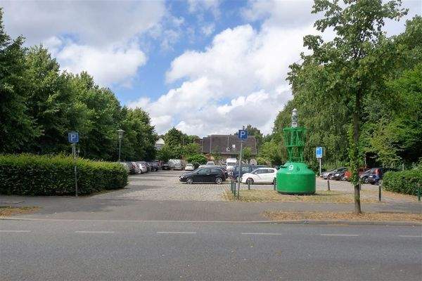 öffentlicher Parkplatz gegenüber