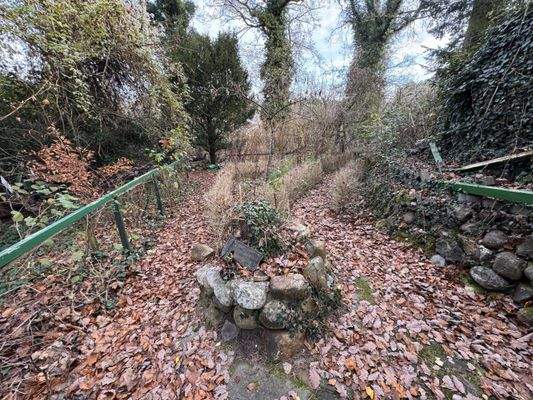 Wege über das Grundstück