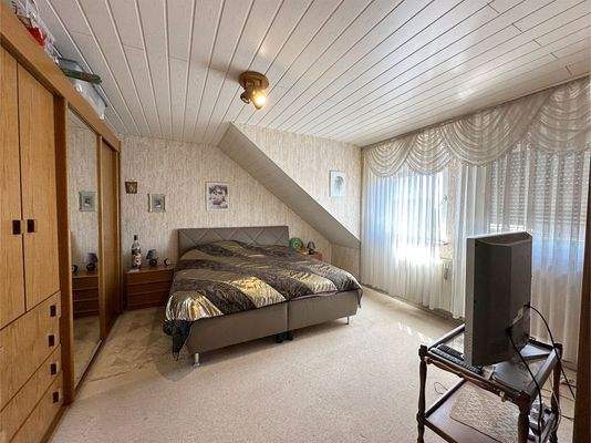 Schlafzimmer mit angrenzendem Ankleidezimmer im 1. Obergeschoss