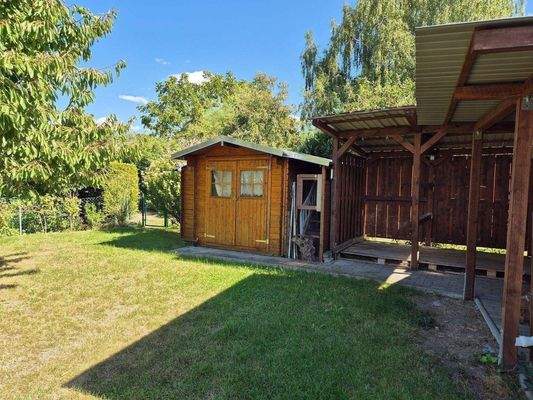 Gartenhaus mit anliegendem Unterstand