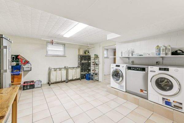 Großzügiger Stau- und Wäscheraum