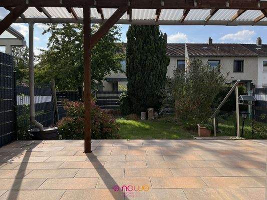 Vom Wohnzimmer aus den Blick auf die Terrasse und in den Garten genießen