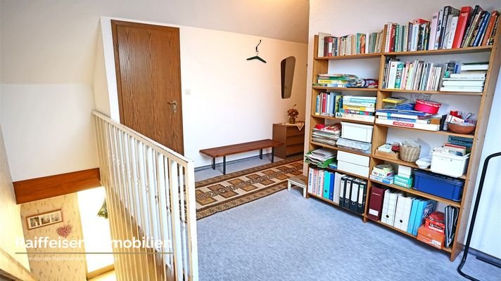 RAIBA IMMO - Wohnen am Sonnenhang 1 - Treppenaufgang Flur OG