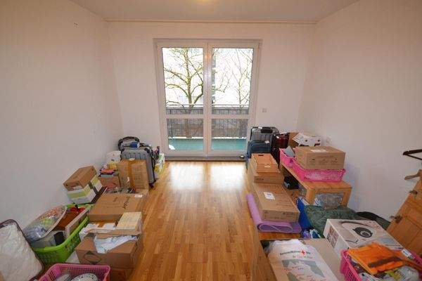 Helles Zimmer mit Balkon