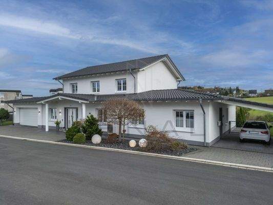 Frontansicht mit Einfahrt