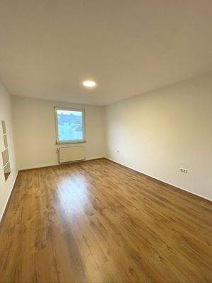 Helles Wohnzimmer mit Fenster