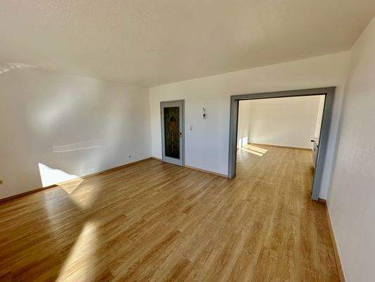 Wohnzimmer mit Blick in Richtung Esszimmer
