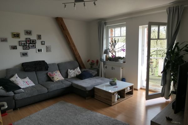 Wohnzimmer mit Ausgang zum Balkon