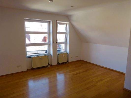 Wohnzimmer mit Parkettboden