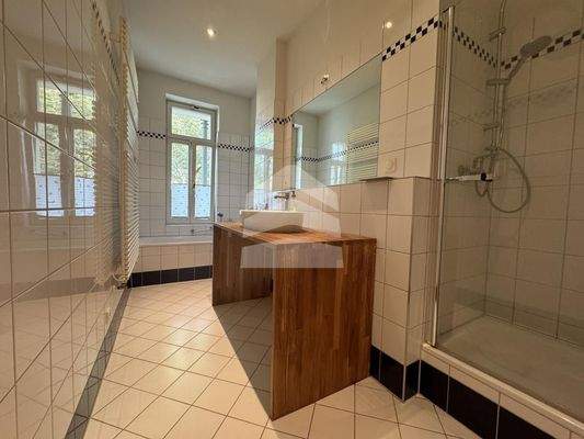 Hauptbad mit Wanne und Dusche