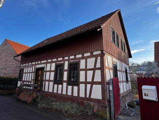 Objekt steht direkt auf der Grundstücksgrenze zum Nachbarhof