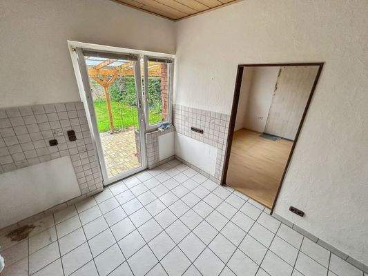 Küche mit Ausgang zum Garten