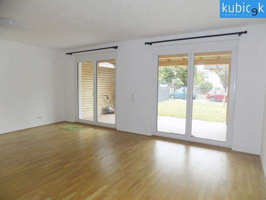 Wohnzimmer mit Ausgang in den Garten