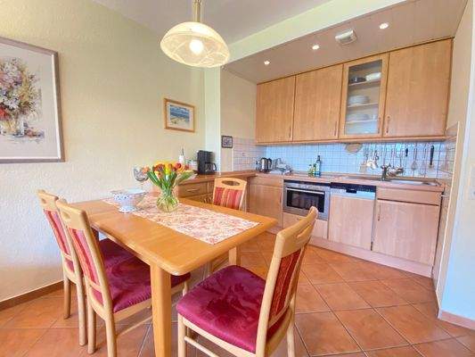 Essbereich mit Einbauküche