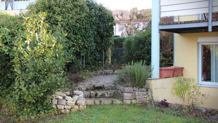 Gepflegter Garten mit gekiestem Zugangsweg