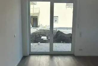 Wohnbereich mit Ausblick auf Terrasse