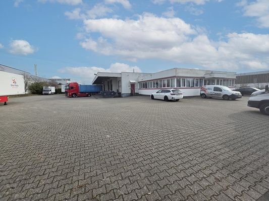 Bürogebäude und Freiflächen