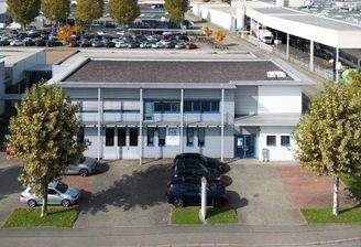 Ansicht auf Haus 4 und die Parkplätze direkt vor dem Eingang