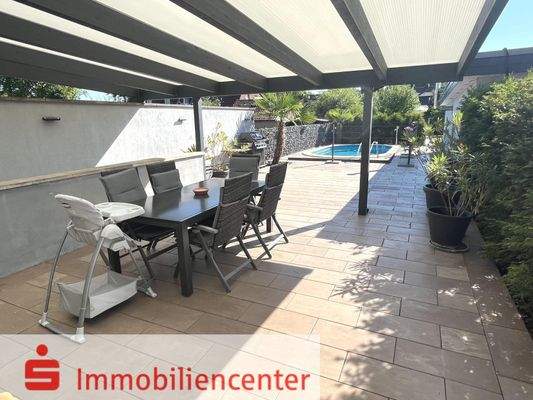 Die große überdachte Terrasse