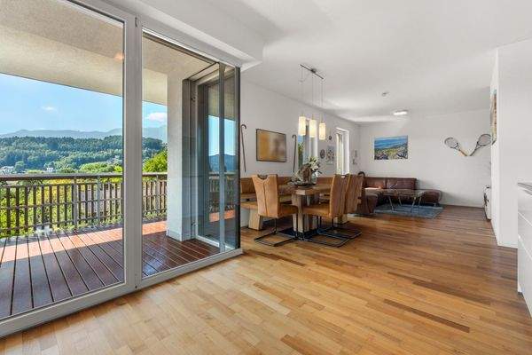 Wohnraum mit Balkonzugang