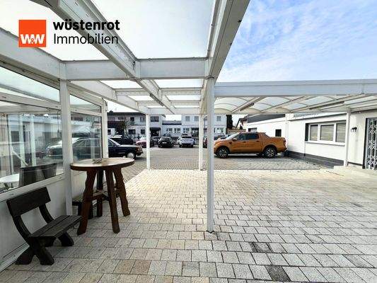 Ausblick von Einheit 1 auf die Fahrzeugausstellung