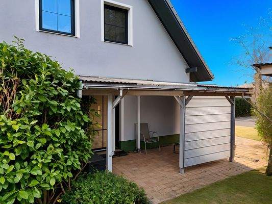 und einer überdachten Terrasse