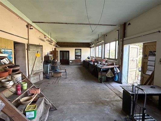 Werkstatt mit Blick zum Büro und Ausgang Gartentei