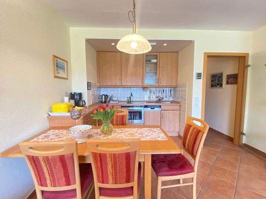 Essbereich mit Einbauküche