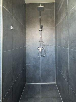 Große, ebenerdige Dusche