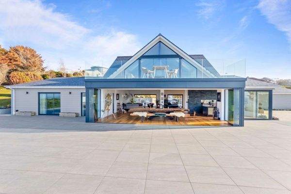 Blick von der Terrasse zum Wohnbereich