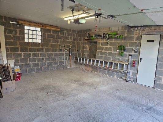 Garage unter dem Gebäude mit Zugang zum Gewölbekeller.jpg