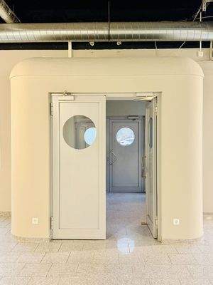 Verkaufsraum mit Windfang