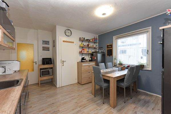 Küche mit EBK und Speisekammer 