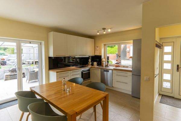 Küche mit Tür zum überdachten Außenbereich