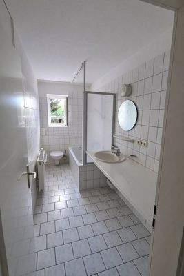 Bad mit Wanne und Duschtrennw.