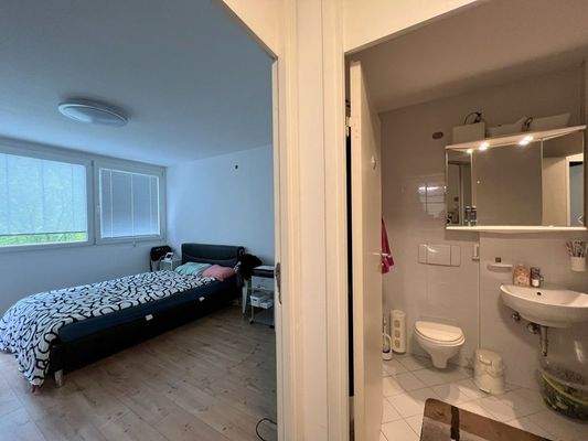 Blick vom Flur in das Duschbad und Zimmer 2IMG_6027