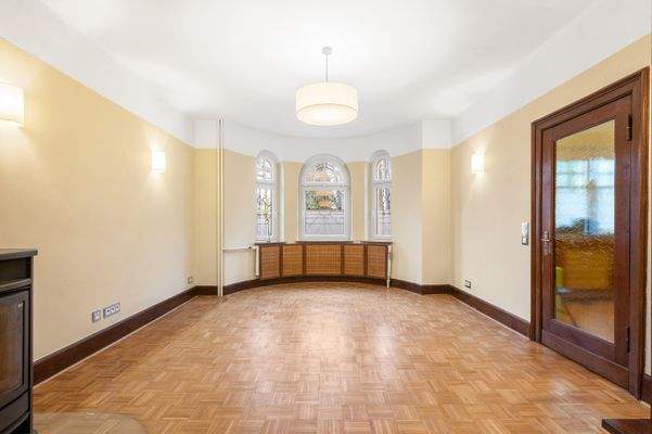 Wohnzimmer mit Kamin EG