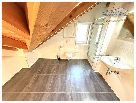 Modernes Bad mit zeitlosem Design im DG