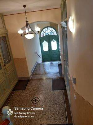 Treppenabgang und Haustür von innen