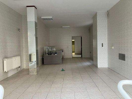 Verkaufsraum, Blick vom Eingang aus