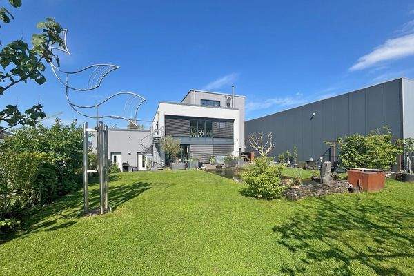 Produktionshalle mit Wohnhaus