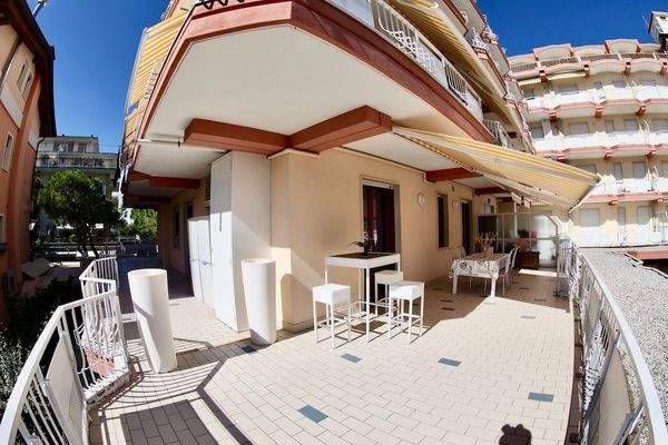 Quadrilocale-in-vendita-Lido-di-Jesolo-appartamento-con-terazza-appartamento-con-vista-mare-con-garage-Jesolo-Vierzimmerwohnung-zu-verkaufen-in-Lido-di-Jesolo-Wohnung-mit-Meerblick-mit-Garage-Jesolo