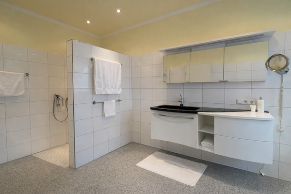 großzügiges Bad mit großer bodengleicher Dusche