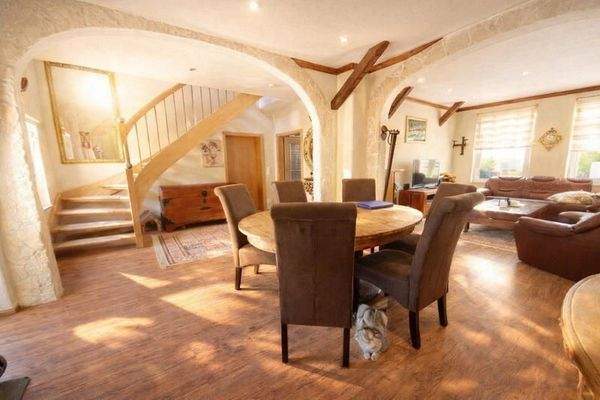 Zentraler Wohn- u. Essbereich