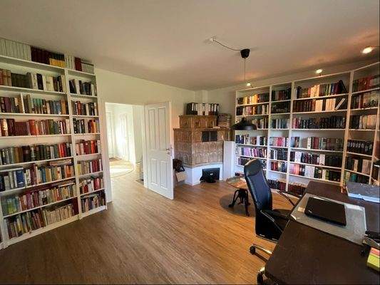 Büro mit einem Kachelofen