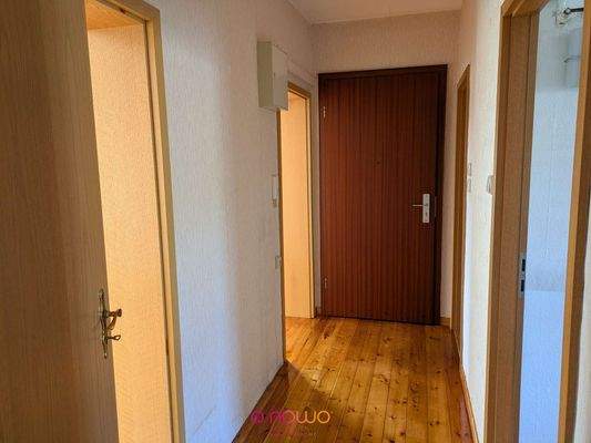 Flur mit Wohnungstür