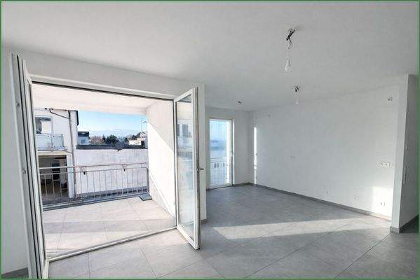 Blick auf die Loggia, rechts Küchenbereich